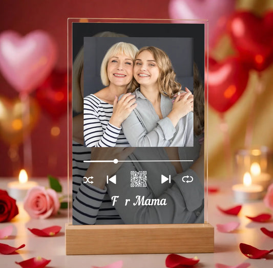 Hyperrealistic photo of an acrylic glass display with a wooden base, sized 20 × 30 cm, featuring the same cartoon-style illustration of the blonde woman and her Labrador as in the referenced image